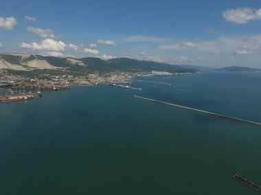 Bay Tsemess en iyi görünümü. Uluslararası deniz bağlantı noktası Novorossiysk. Mol - dalgaları durdurması için bina.