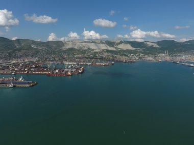 Endüstriyel Limanı üstten görünüm. Bağlantı noktası Vinçler ve kargo gemileri ve mavna. Yükleme ve sevkiyat limanında kargonun. Deniz kargo liman manzaralı bir kuş bakışı.
