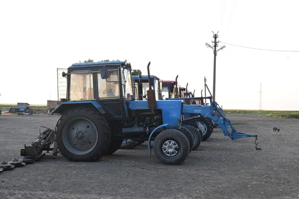 Trekker, permanent in een rij. Landbouwmachines. — Stockfoto