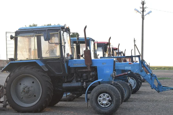 Traktor, állt a sorban. Mezőgazdasági gépek. — Stock Fotó