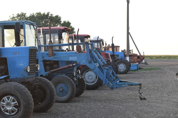 Trekker, permanent in een rij. Landbouwmachines. — Stockfoto