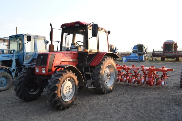 Tractor, standing in a row. Agricultural machinery. — Stock Photo, Image