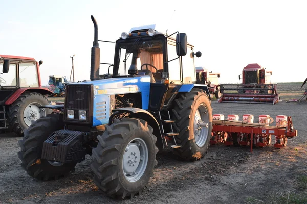 Traktor, állt a sorban. Mezőgazdasági gépek. — Stock Fotó