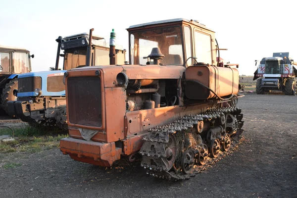 Traktor, állt a sorban. Mezőgazdasági gépek. — Stock Fotó