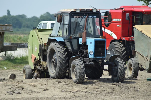 Traktor, állt a sorban. Mezőgazdasági gépek. — Stock Fotó