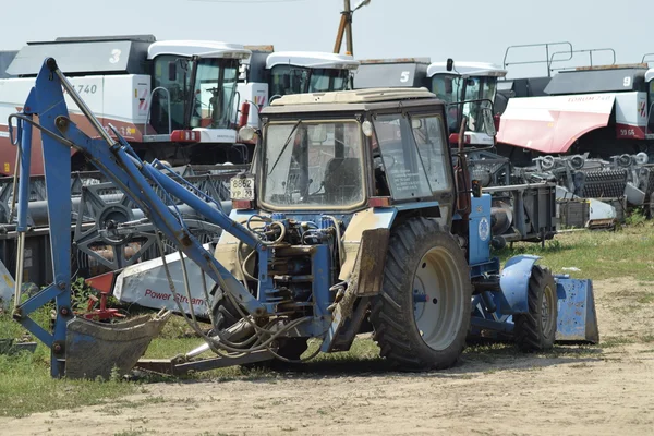 Трактор, стоя в ряд. Сельскохозяйственная техника . — стоковое фото