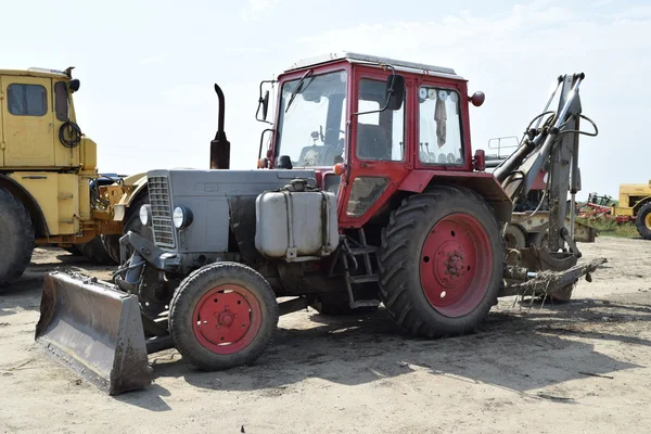 Tractor, standing in a row. Agricultural machinery. — Stock Photo, Image