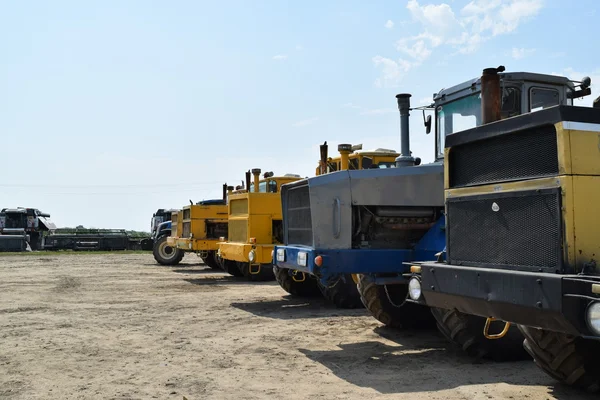 ロシア テムリュク 2015 トラクター 行に立っています 農業機械 農業機械の駐車場 — ストック写真
