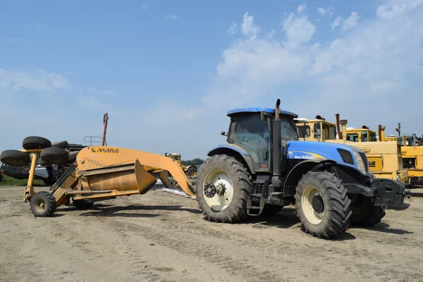 Tractor, standing in a row. Agricultural machinery. — Stock Photo, Image