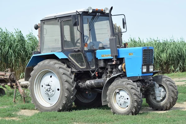 Tractor, em fila. Máquinas agrícolas . — Fotografia de Stock