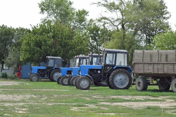 Rússia Temryuk Julho 2015 Trator Uma Fileira Máquinas Agrícolas Estacionamento — Fotografia de Stock