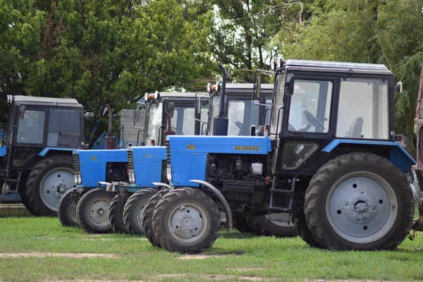 ロシア テムリュク 2015 トラクター 行に立っています 農業機械 農業機械の駐車場 — ストック写真