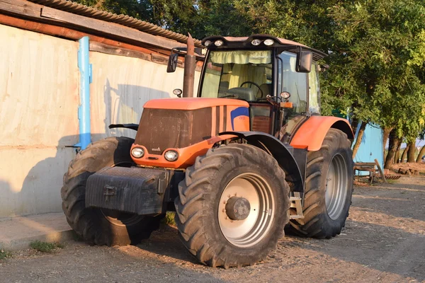 Traktor, állt a sorban. Mezőgazdasági gépek. — Stock Fotó