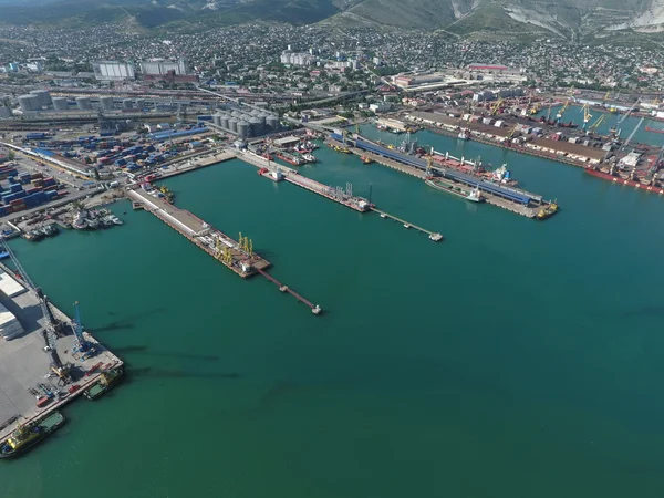 Puerto marítimo industrial, vista superior. Grúas portuarias y buques y gabarras de carga . — Foto de Stock