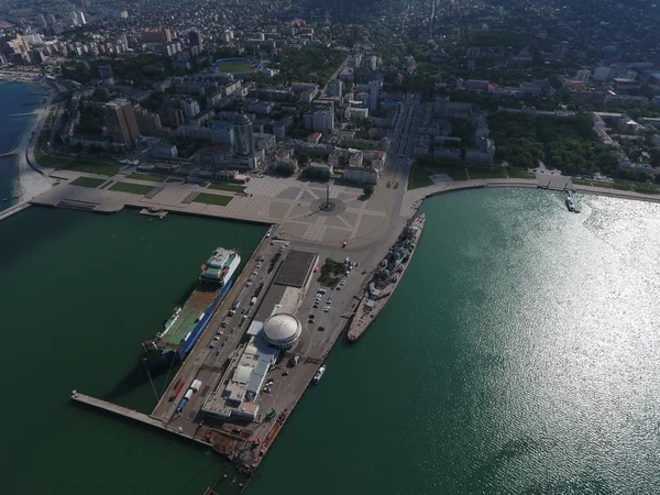 Üstten Görünüm marina ve Novorossiysk iskele. Liman kenti kentsel peyzaj.