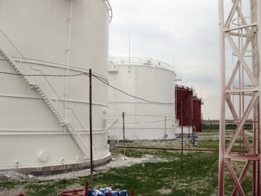 Dikey çeliği yerleştir. Petrol, benzin, gazyağı, dizel ve diğer sıvıları depolama kapasiteleri.