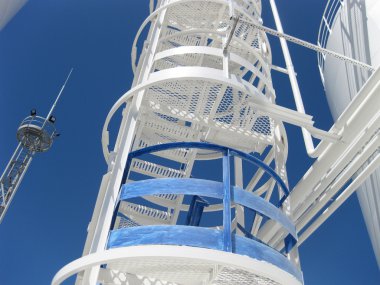 Tank ile su ve bir merdiven. Birincil Petrol arıtma için donatım.