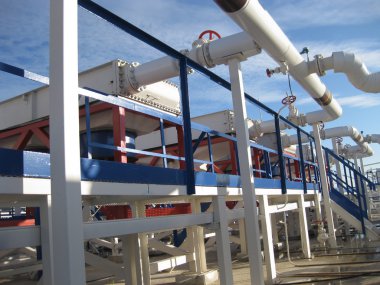 Çelik servis platformu ve merdiven. Ekipman rafineri.