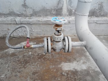 Boru hattında mandal. Petrol rafinerisi. Birincil Petrol arıtma için donatım.