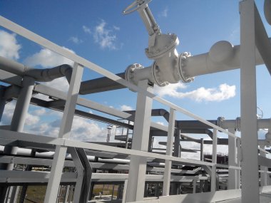 Boru hattında mandal. Petrol rafinerisi. Birincil Petrol arıtma için donatım.