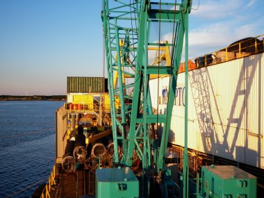 Boru döşeme gemi güverte. Borular, vanalar ve diğer ekipmanları güvertede.