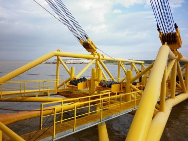 Boru döşeme gemi güverte. Borular, vanalar ve diğer ekipmanları güvertede.