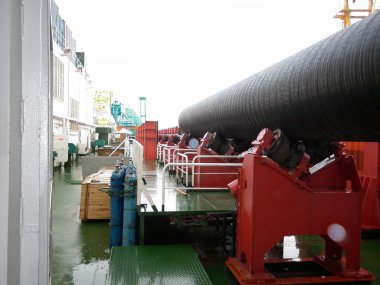 Boru döşeme gemi güverte. Borular, vanalar ve diğer ekipmanları güvertede.