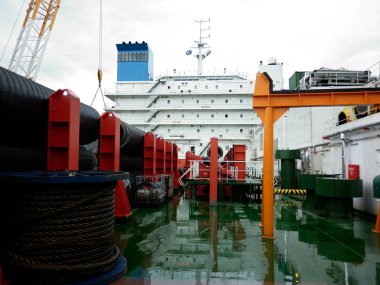 Boru döşeme gemi güverte. Borular, vanalar ve diğer ekipmanları güvertede.