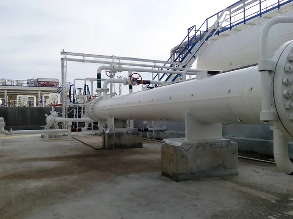 炼油厂的换热器 炼油设备 — 图库照片