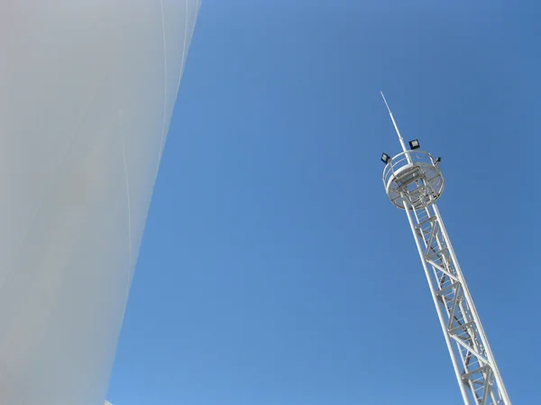 白のタンクと空の背景の照明塔 主要な石油精製のための機器 — ストック写真