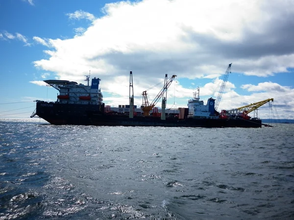 Navio Carga Com Guindaste Barcaça Encanamento — Fotografia de Stock