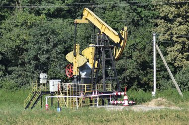 Petrol pompası bir kuyuya yerleştirildiğinde pompalama ünitesi. Petrol sahaları ekipmanı.