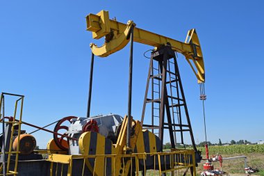 Olarak bir kuyu üzerinde yüklü petrol pompa pompa birimi