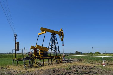 Petrol pompası bir kuyuya yerleştirildiğinde pompalama ünitesi. Petrol sahaları ekipmanı.