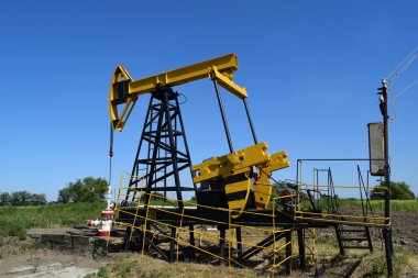 Petrol pompası bir kuyuya yerleştirildiğinde pompalama ünitesi. Petrol sahaları ekipmanı.