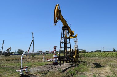 Petrol pompası bir kuyuya yerleştirildiğinde pompalama ünitesi. Petrol sahaları ekipmanı.