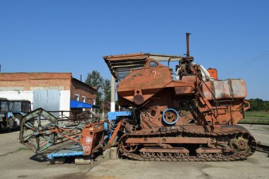 Hasat birleştirin. Tarladan ürün toplama Tarım makineleri.