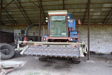 Hasat birleştirin. Tarladan ürün toplama Tarım makineleri.
