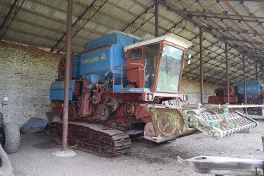 Hasat birleştirin. Tarladan ürün toplama Tarım makineleri.