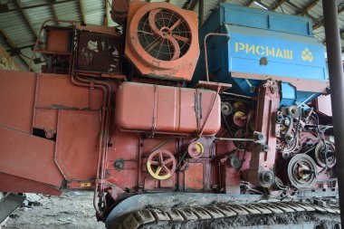 Hasat birleştirin. Tarladan ürün toplama Tarım makineleri.