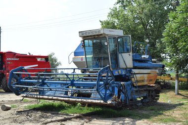 Hasat birleştirin. Tarladan ürün toplama Tarım makineleri.