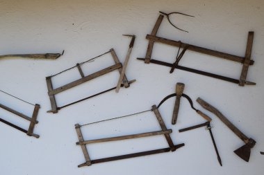 Eski köylü araçları. Duvardaki araçları.