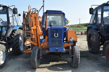 Traktör, üst üste duran. Tarım makineleri. Tarım makineleri Park.