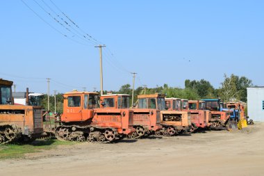 Traktör, üst üste duran. Tarım makineleri. Tarım makineleri Park.