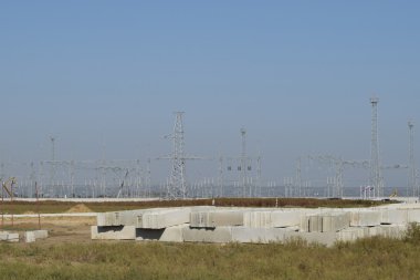 Güç hattı desteği, izolatörler ve teller. Bir tasarım görünümünü. Derleme ve kurulum yeni destek ve güç hattı telleri.