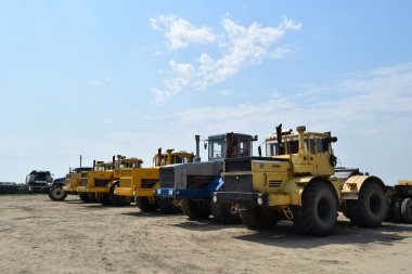 Traktör, üst üste duran. Tarım makineleri. Tarım makineleri Park.