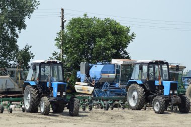 Traktör, üst üste duran. Tarım makineleri. Tarım makineleri Park.