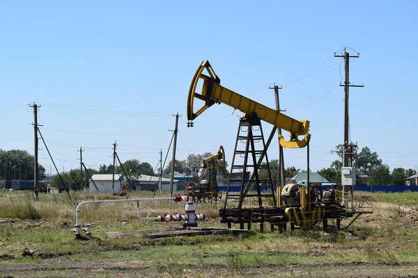 Petrol Pompası Bir Kuyuya Yerleştirildiğinde Pompalama Ünitesi Petrol Sahaları Ekipmanı — Stok fotoğraf