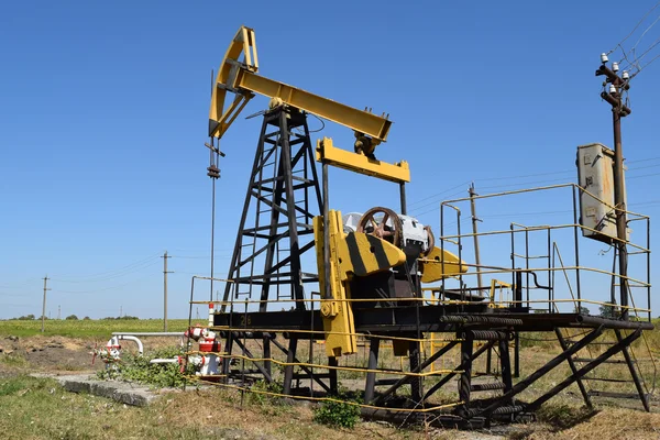 Olarak bir kuyu üzerinde yüklü petrol pompa pompa birimi — Stok fotoğraf