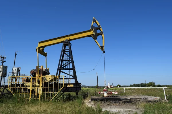 Olarak bir kuyu üzerinde yüklü petrol pompa pompa birimi — Stok fotoğraf